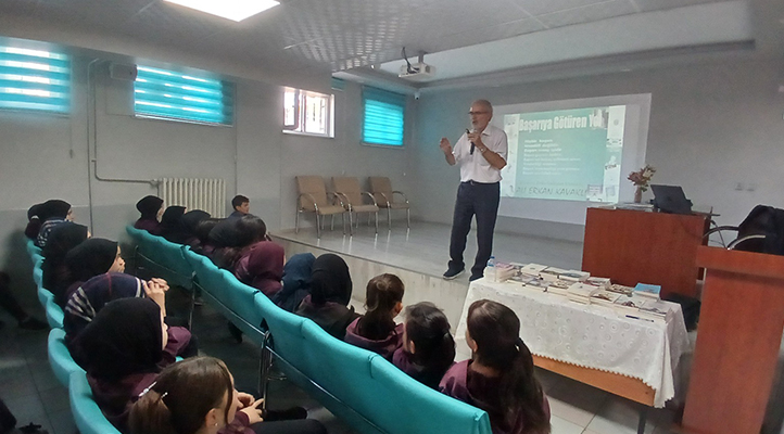 Eğitimci Yazar Ali Erkan Kavaklı, Müslüme – Ali Yaman İmam Hatip Ortaokulunda öğrencilerle buluştu