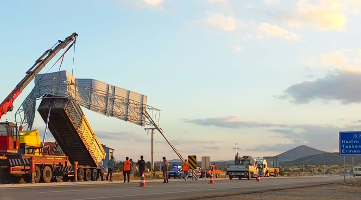 Konya’da damperi açık kalan tır trafik levhasına çarptı
