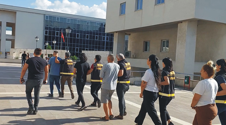 Alışveriş kartı dağıtıp kimlik bilgilerini aldıkları kişilere banka hesabı açan 8 şüpheli tutuklandı