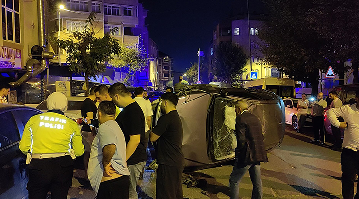 Gaziosmanpaşa’da kontrolden çıkan otomobil, park halindeki 6 araca çarpıp yan yattı