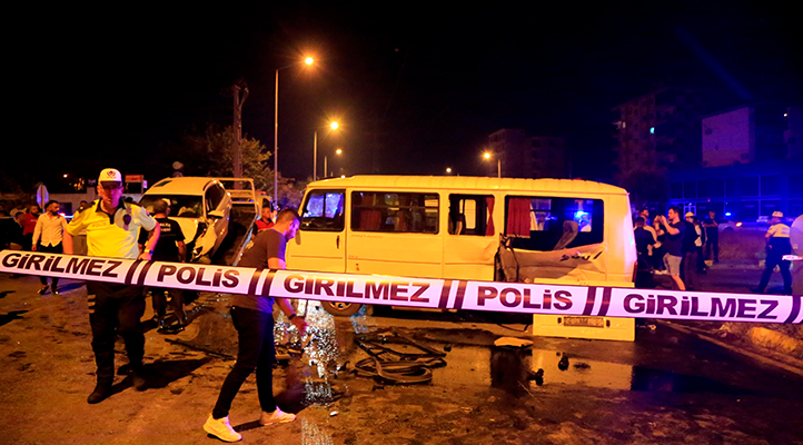 Antalya’da düğün dönüşü feci kaza: 22 yaralı