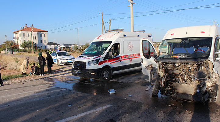 Aksaray’da öğrenci servisi ile tır çarpıştı :11 yaralı