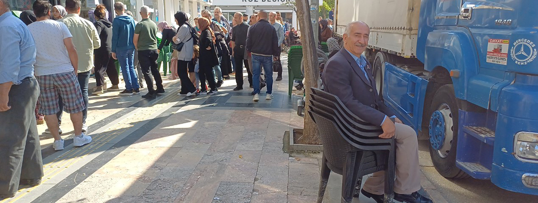 Ucuz sandalyeler kapış kapış gitti