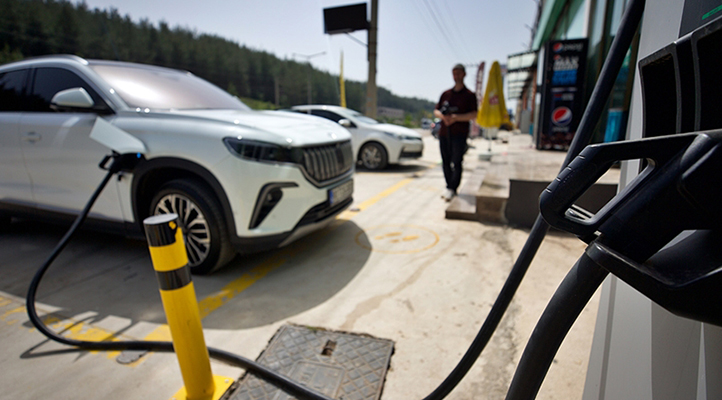 Sürücüler bakım maliyetleri düşük olan elektrikli otomobilleri tercih ediyor