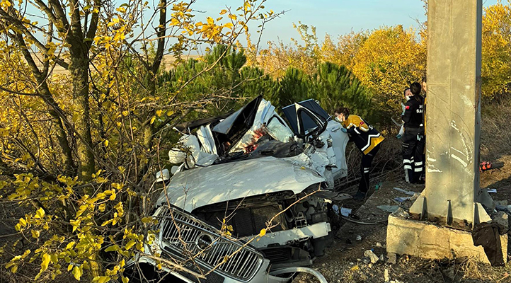 Edirne’de cip, yön levhasının direğine çarptı; 2 ölü, 3 yaralı