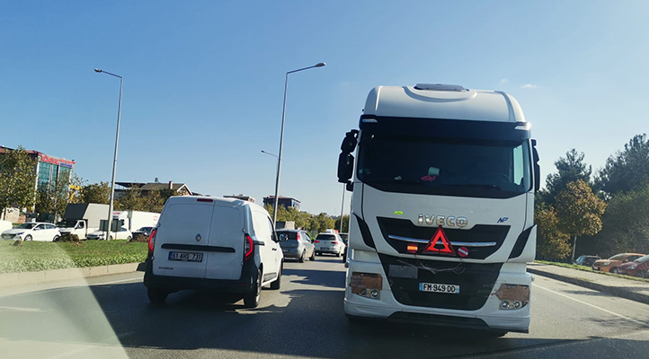 TIR’ların ters yönde gittiğini sanan sürücüler tedirginlik yaşadı