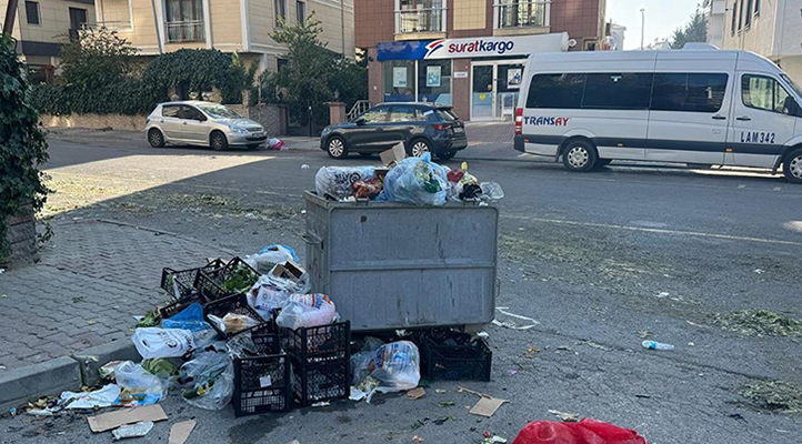 Kartal’da işçilerin grevi nedeniyle çöp yığınları oluştu