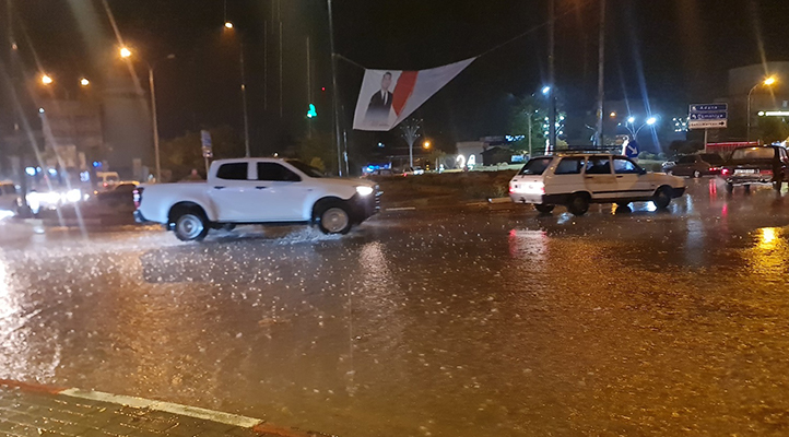 Osmaniye’de dolu ve sağanak yağış, günlük yaşamı olumsuz etkiledi