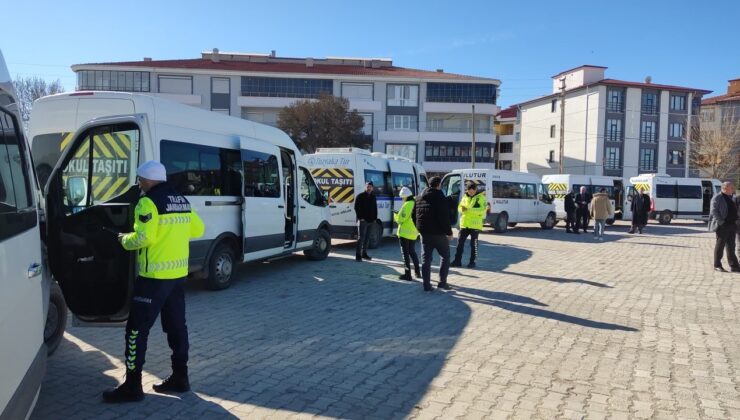  Konya’nın Kulu ilçesinde öğrenci servis araçları denetimi devam ediyor.