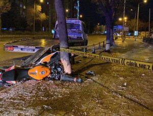 Konya’da kontrolden çıkan motosiklet ağaca çarptı: 1’i ağır 2 yaralı