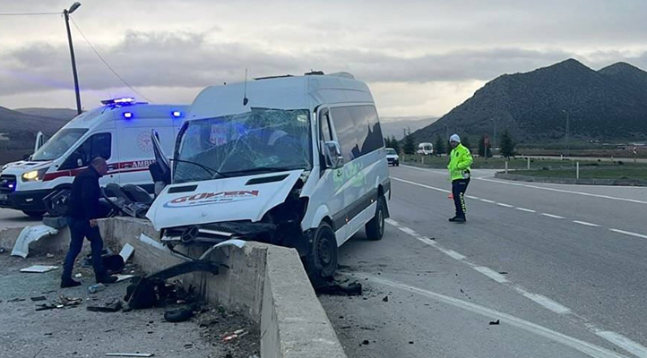 Tokat’ta istinat duvarına çarpan işçi servisindeki 21 kişi yaralandı