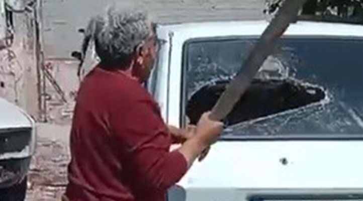Kaportacıya kızdı, boyası dökülen aracının camlarını sopayla kırdı
