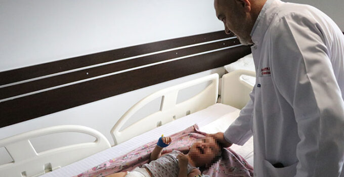 2 yaşındaki çocuğa, yanağından alınan yama ile idrar kanalı oluşturuldu