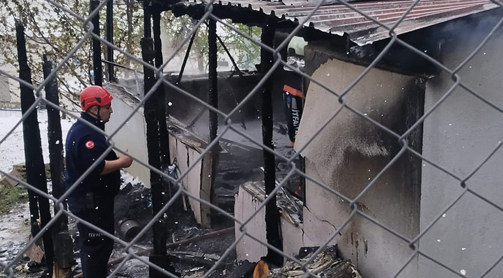 Prefabrik evde çıkan yangında 2 çocuk öldü