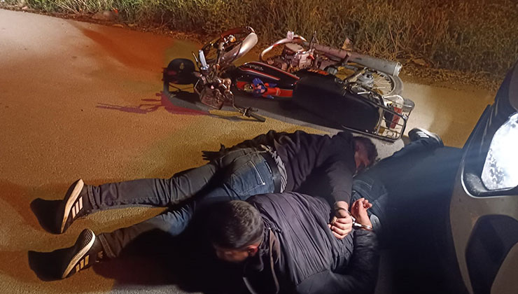 Adana’da 2 şüpheli ev kurşunlayıp, kaçarken kovalamacayla yakalandı