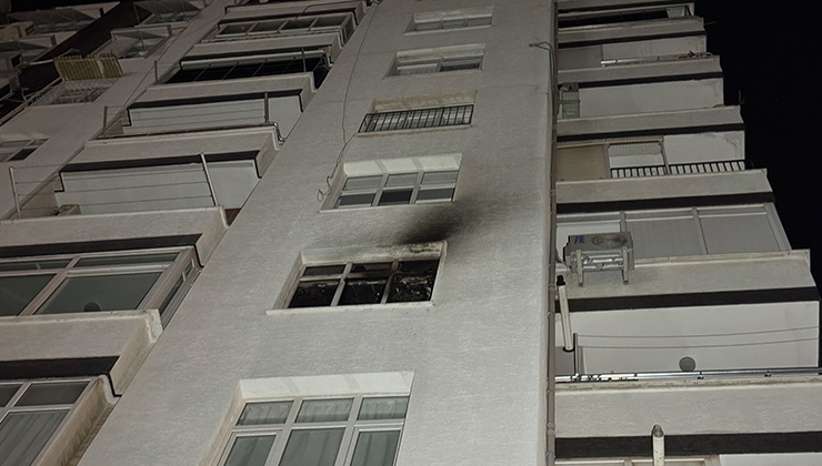 Adana’da bir sitenin 5’inci katında çıkan yangında 1 kişi hayatını kaybetti