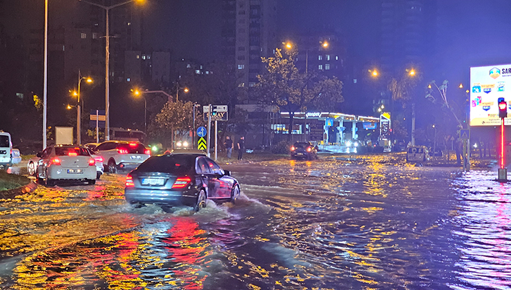 Adana’da sağanak; cadde ve sokaklar suyla doldu