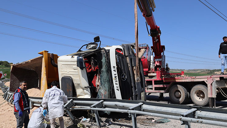 Adıyaman’da virajı alamayan tır devrildi: 1 ölü