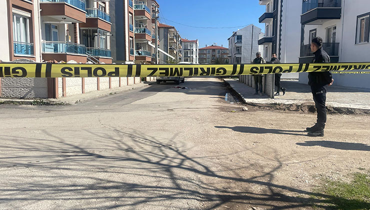Afyonkarahisar’da bir şahıs boşanma aşamasındaki karısını sokak ortasında öldürdü