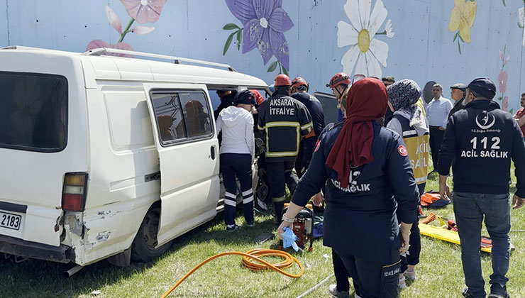 Aksaray’da lastiği patlayan minibüs refüjdeki işçiye çarptı: 5 yaralı