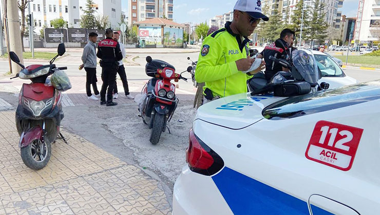 Aksaray’da plakasız motosikletin ehliyetsiz ve kasksız sürücüsüne 35 bin lira ceza