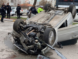 Aksaray’da takla atıp hurdaya dönen otomobilden burnu bile kanamadan kurtuldu