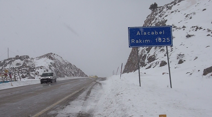 Antalya-Konya kara yolunda kar etkisini kaybetti