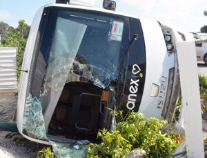 Antalya’da tur midibüsü devrildi; 18’i turist 19 yaralı