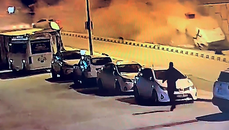 Arazözün otomobil ile istinat duvarına çarptığı kaza kamerada; 1 ölü, 1 yaralı
