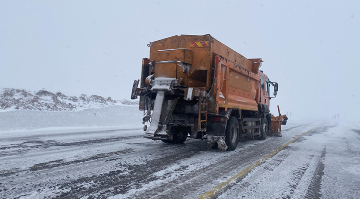 Ardahan’da kar ve buzlanma nedeniyle tırlar yolda kaldı