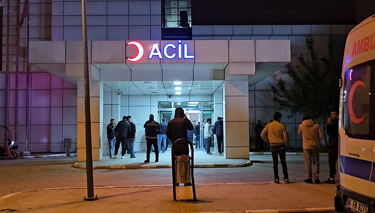 Arkadaşlarıyla otururken tabancayla kazara vurularak öldü