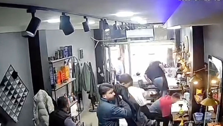 Arnavutköy’de deprem esnasında berber tıraş ettiği çocuğu omuzlayarak dışarı çıktı