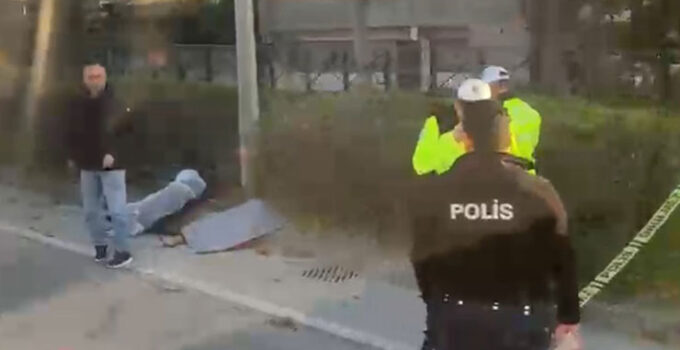 Aydınlatma direğine çarpan motosiklet sürücüsü hayatını kaybetti