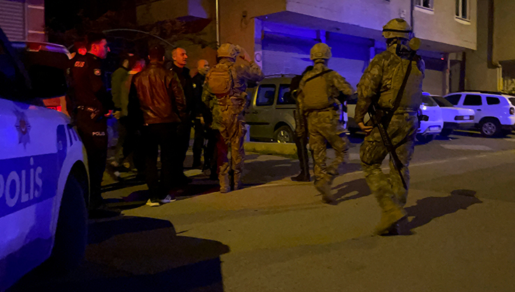 Balkondan tüfekle havaya ateşe açıp, kendini eve kilitledi