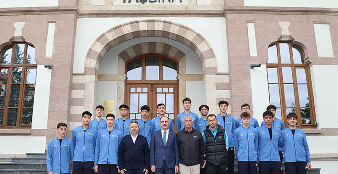Başkan Altay okullar arası voleybol şampiyonalarında dereceye giren öğrencileri tebrik etti