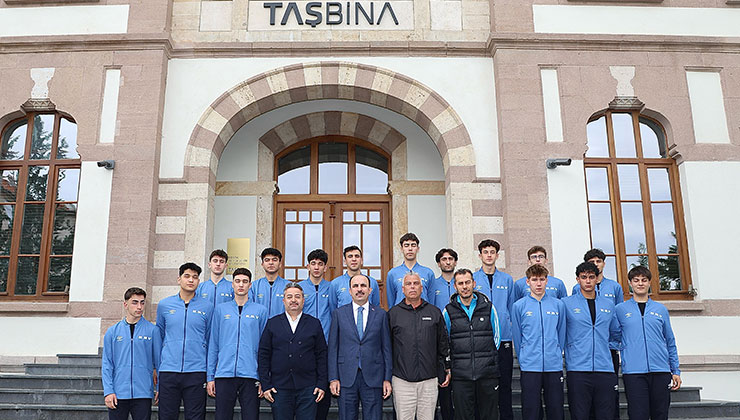 Başkan Altay okullar arası voleybol şampiyonalarında dereceye giren öğrencileri tebrik etti