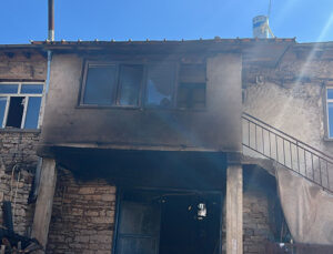 Beyşehir’de iki katlı ev yandı