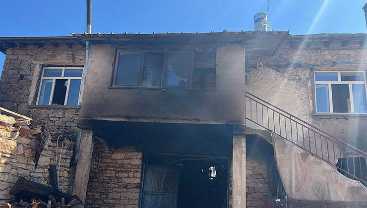 Beyşehir’de iki katlı ev yandı