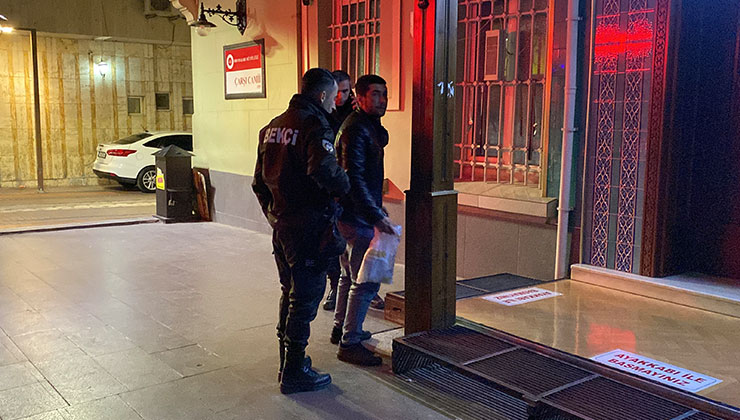 Camide uyuyan adam içeride mahsur kaldı