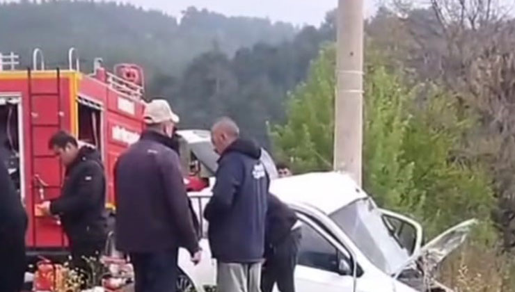 Denizli’de yoldan çıkan otomobil elektrik direğine çarptı; 2 ölü, 1 yaralı