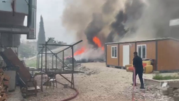 Depremde evleri yıkılan ailelerin konteyner yuvaları alevlere teslim oldu
