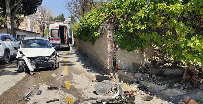 Direksiyon hakimiyetini kaybeden sürücü bahçe duvarına çarptı