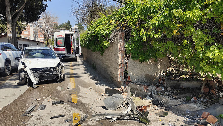 Direksiyon hakimiyetini kaybeden sürücü bahçe duvarına çarptı