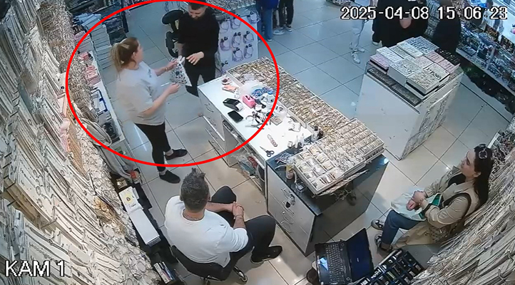 Düğün alışverişinde unutulan altın ve para dolu poşeti, sahibine teslim etti