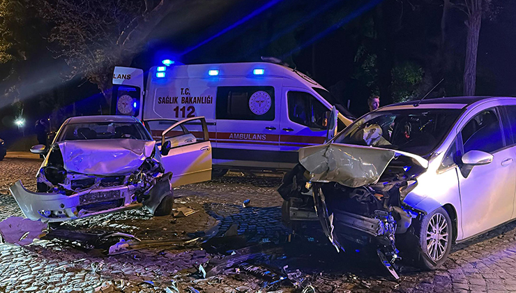 Edirne’de 2 otomobil kafa kafaya çarpıştı: 4 yaralı