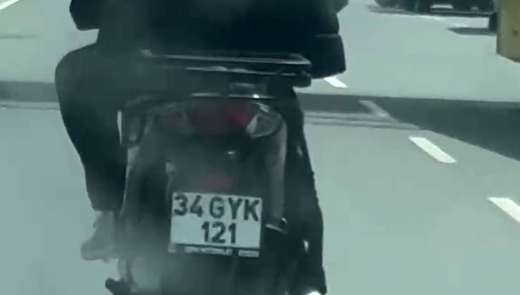Esenyurt’ta motosikletli maganda kamerada: Otomobili tekmeledi, aynasını kırdı