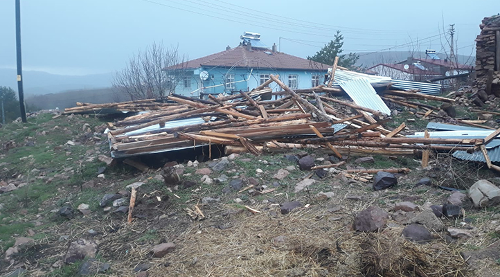 Gümüşhane’de fırtına 20 evin çatısını uçurdu