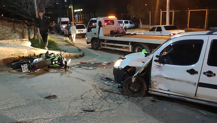 Hafif ticari araç ile motosiklet çarpıştı: 1 ölü