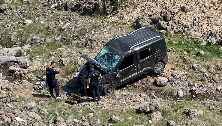 Hafif ticari araç şarampole yuvarlandı: 1’i ağır, 4 yaralı