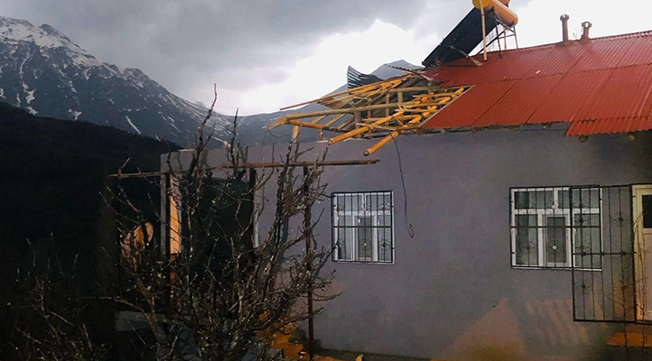 Hakkari’de kuvvetli rüzgar nedeniyle eğitim-öğretime ara verildi